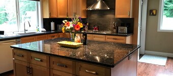 Quiet Country Retreat, 4 Bedroom Rambler on 9 Acres in Rural Edgewood Sleeps 9