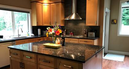 Quiet Country Retreat, 4 Bedroom Rambler on 9 Acres in Rural Edgewood Sleeps 9