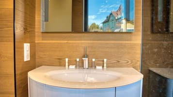 Regadera, secadora de cabello, toallas, jabón