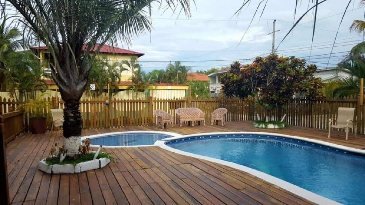 2 座室外游泳池