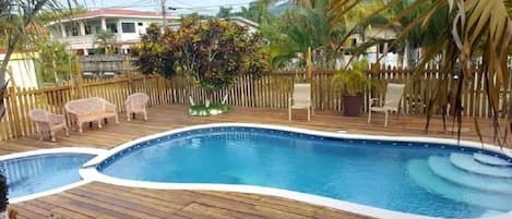 2 من حمّامات السباحة الخارجية