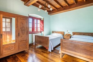 5 habitaciones, tabla de planchar con plancha y wifi gratis