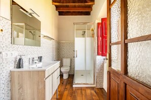 Douche, séchoir à cheveux, bidet, serviettes fournies