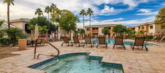Ground Floor.Heated Pool! Hot Tub! Gas grill! 3 miles to Cardinal stad! 2 Kings!