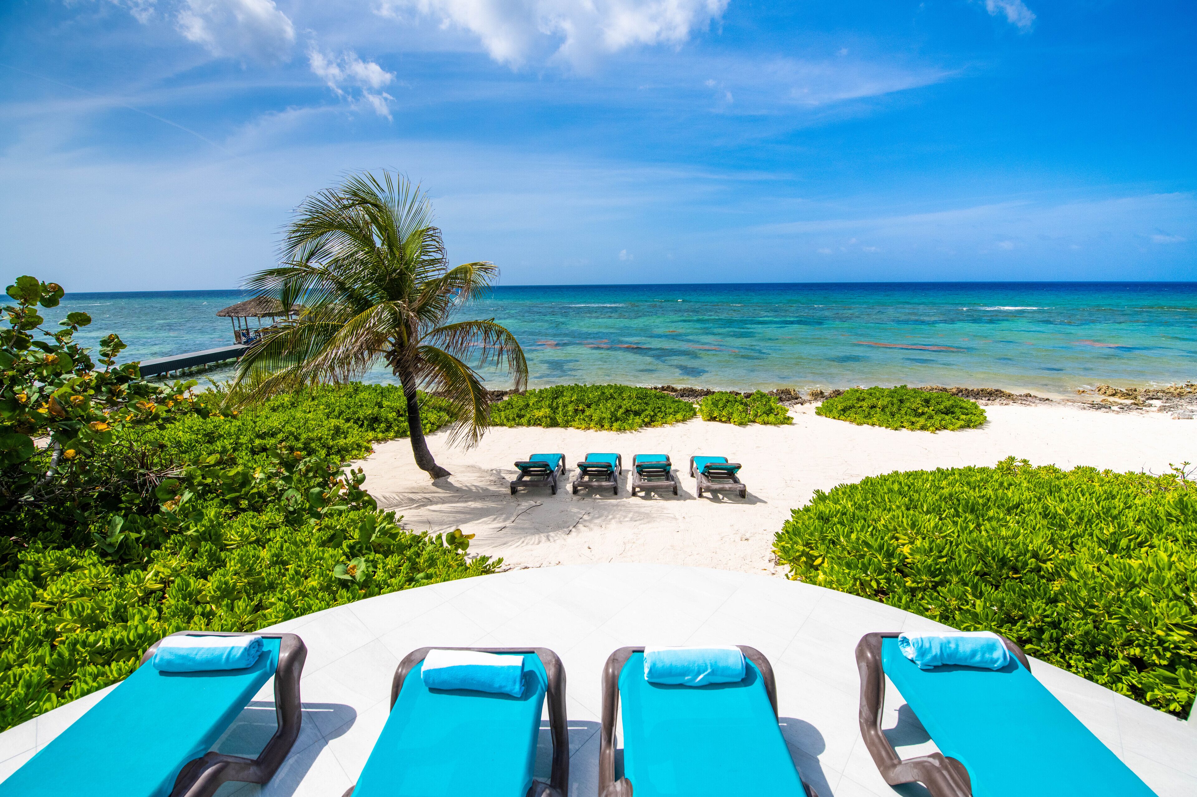Sur la plage, chaise longue, serviettes de plage