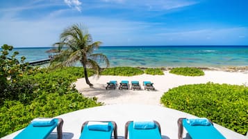 Sur la plage, chaise longue, serviettes de plage