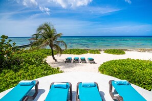 Plage, chaises longues, serviettes de plage