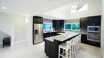 Réfrigérateur, four à micro-ondes, un four, surface de cuisson