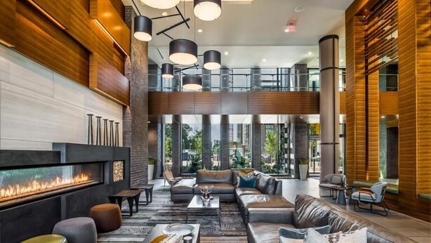Eine geräumige Lobby mit Kamin, Ledersofas und modernem Design.
