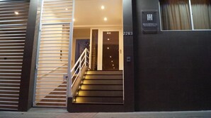 A modern hotel entrance with a staircase leading to the interior. - Hotel Barrio 14 (Antofagasta)