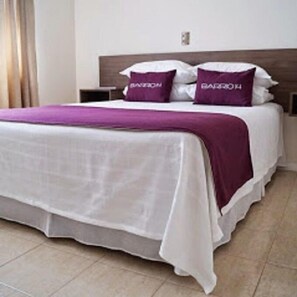 Habitación superior | Edredón, camas con efecto memoria y escritorio 