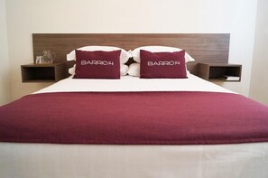 Dundyner, senge med madrasser af memory foam, skrivebord