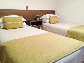 Down duvets, memory-foam beds, desk, laptop workspace - Hotel Barrio 14 (Antofagasta)