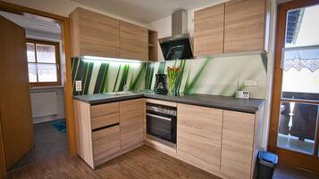 Kühlschrank, Ofen, Herdplatte, Wasserkocher mit Kaffee-/Teezubehör