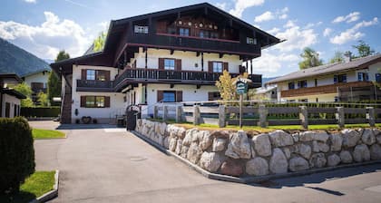 Ylälauta 2 hengelle, 46 neliömetriä, olohuoneella ja ylimääräisellä makuuhuoneella ja parvekkeella