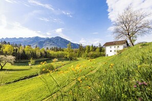 Property grounds - Die Eins with south-facing balcony 63 sqm for 1-3 persons - vacation apartment at the Gablerhof (Bad Reichenhall)
