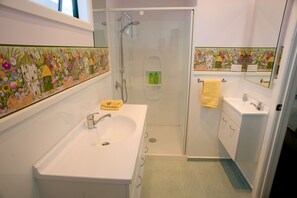 Studio (Tiffin) | Bathroom - eMotel Napier (Napier)