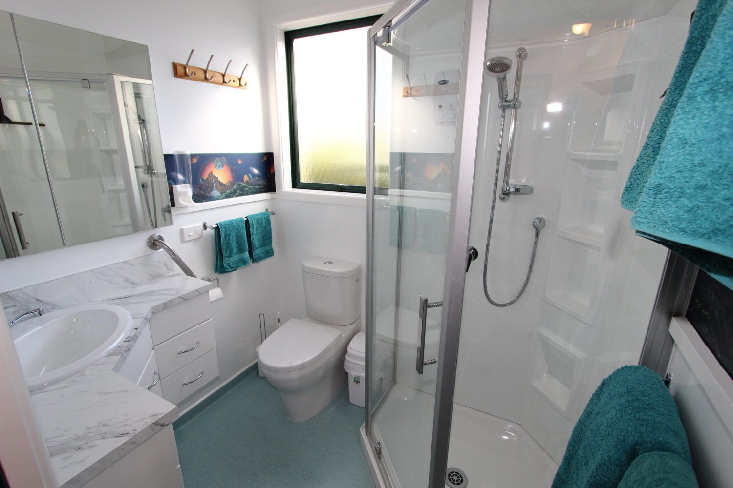 Studio (Penny Farthing) | Bathroom | Shower, hair dryer, towels, soap