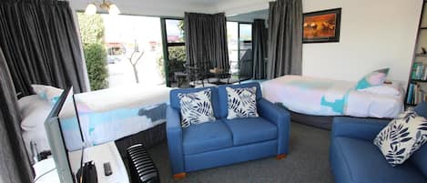 Kalis bunyi, seterika/papan seterika, Wi-fi percuma, cadar katil