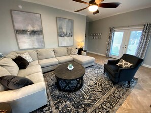 Een televisie, een tafeltennistafel en boeken