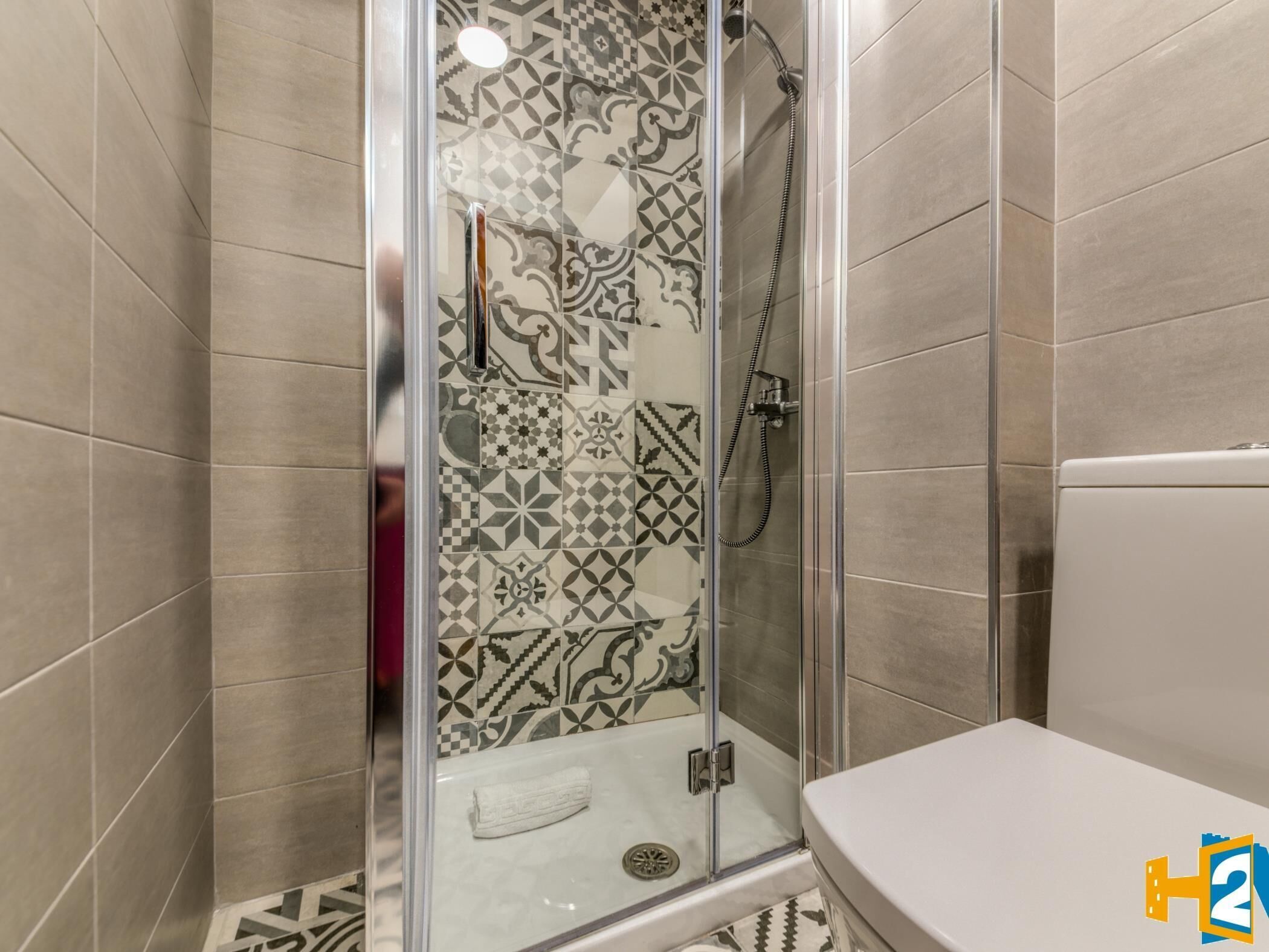 Douche, sèche-cheveux, serviettes fournies, papier toilette