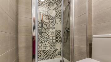 Douche, sĂšche-cheveux, serviettes fournies, papier toilette