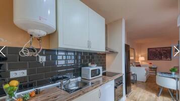 Een koelkast, een magnetron, een oven, een kookplaat