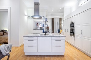 Kühlschrank, Mikrowelle, Ofen, Herdplatte