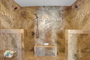 Combined shower/tub, towels