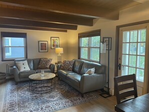 Älytelevisio, pöytätennispöytä, tulostin