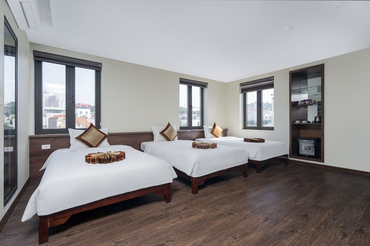 Habitación triple básica | Ropa de cama hipoalergénica, camas con pillow-top, minibar y escritorio