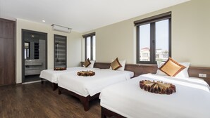 Habitación triple básica | Ropa de cama hipoalergénica, camas con pillow-top, minibar y escritorio 
