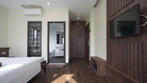 Habitación básica doble de uso individual | Ropa de cama hipoalergénica, camas con pillow-top, minibar y escritorio 