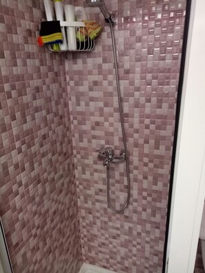 Sèche-cheveux, serviettes fournies, shampoing, papier toilette