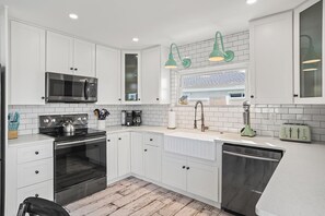 ثلاجة، ميكروويف، فرن، موقد طهي مسطح