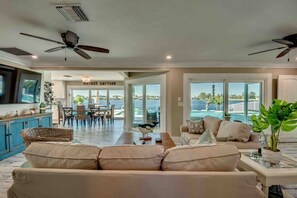 Smart-TV, DVD-spiller, fotballspill og bordtennis