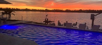 TOUT NOUVEAU * WOW * PISCINE * SPA * TV 75 "* KAYAKS * VÉLOS * ENGINS DE PLAGE * DÉCOR CÔTIER * 