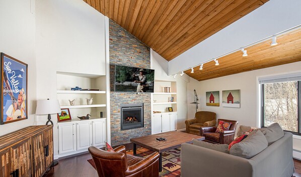 TV, fireplace - SPECTACULAR BALDY VIEW REMODELED 2 BD TOWNHOME NEXT TO LIFTS! LUXURY! LOCATION! (Ketchum)