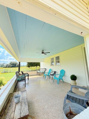 Terrace/patio - Le Barn Rouge Bed & Breakfast    A Country Living Home in Acadiana (Lafayette)