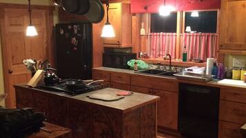 ثلاجة، ميكروويف، فرن، موقد طهي مسطح