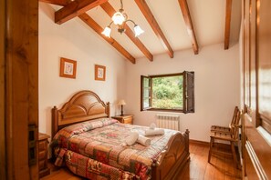 7 Schlafzimmer, Bügeleisen/Bügelbrett, Reisekinderbett, Bettwäsche