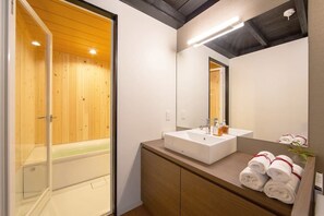 Hus (Private Vacation Home) | Badeværelse | Gratis toiletartikler, hårtørrer, hjemmesko