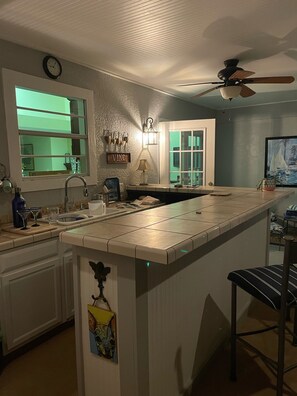 Kylskåp, mikrovågsugn, ugn och spishäll