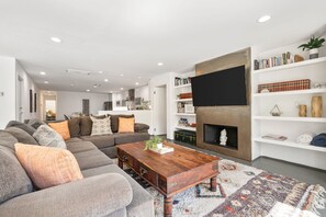 Smart TV, DVD player, books, video library - Four bedroom suites, private pool, spa & gourmet kitchen on .25 acre!  (La Quinta)