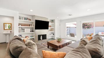 TV connectée, lecteur de DVD, livres, vidéothèque