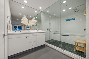 Badewanne, Haartrockner, Handtücher, Seife