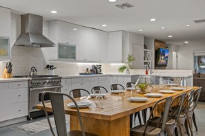 冷蔵庫、電子レンジ、オーブン、コンロ