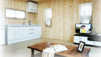 Huone (A) | Yksityinen keittonurkkaus | Jääkaappi, mikroaaltouuni, keittoastiat/astiat/ruokailuvälineet