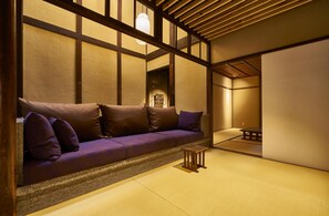 Ferienhaus (Private Vacation) | Wohnzimmer | Flachbildfernseher