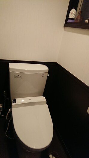 Traditionele resortwoning (Private Vacation Home) | Badkamer | Een diep bad, een haardroger, pantoffels